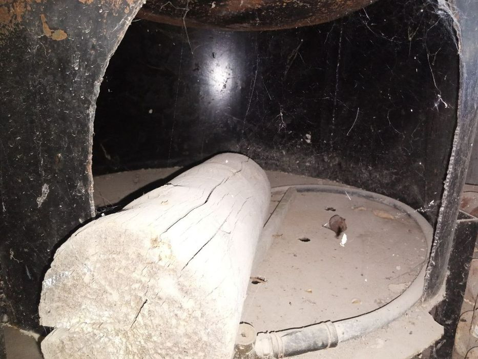 Чугунный казан с очагом