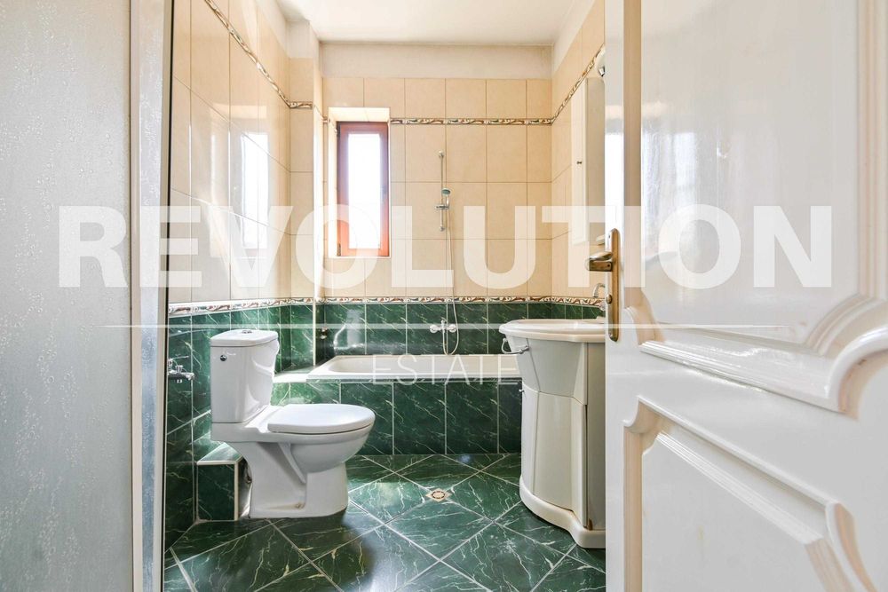 Къща на два етажа в гр. Банкя