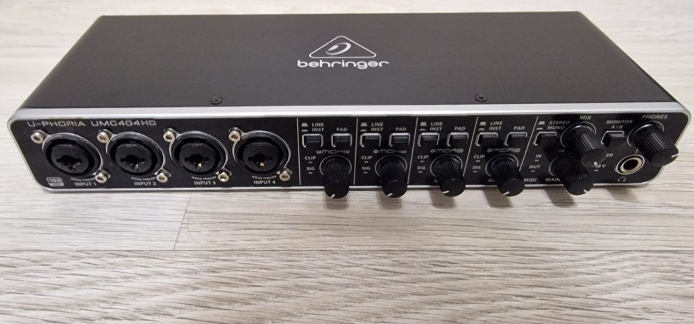 Продам аудиокарту behringer umc404HD