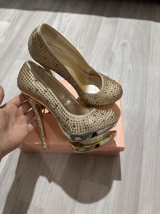 Туфли со стразами