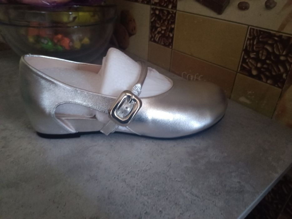 Продам туфли на девочку.