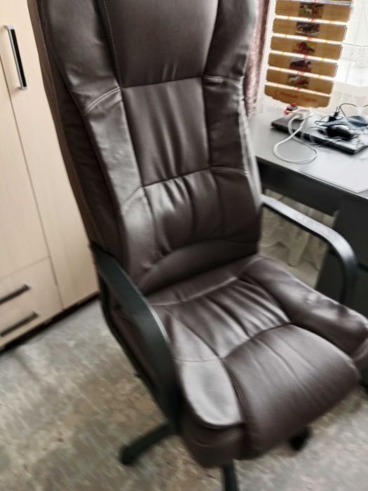 Кресло офисное, кожанное