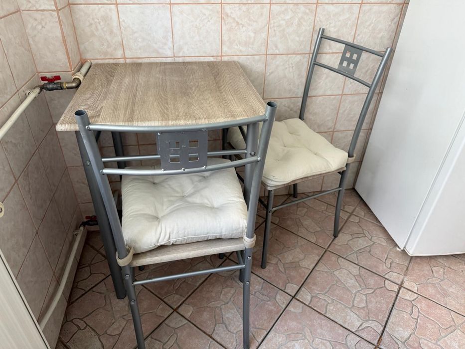 Masa cu scaune de bucatarie