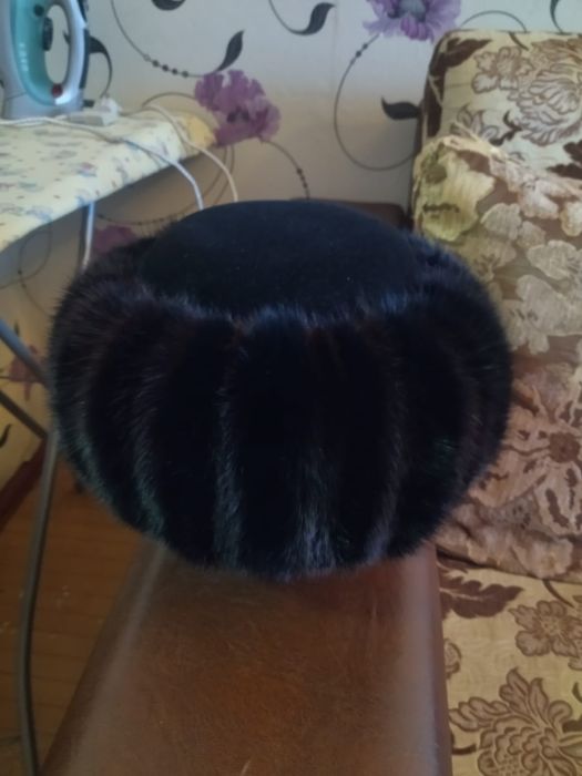 Меховая шапка " таблетка"