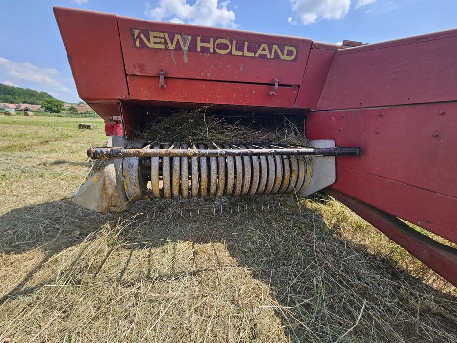 Vând presa New Holland 276