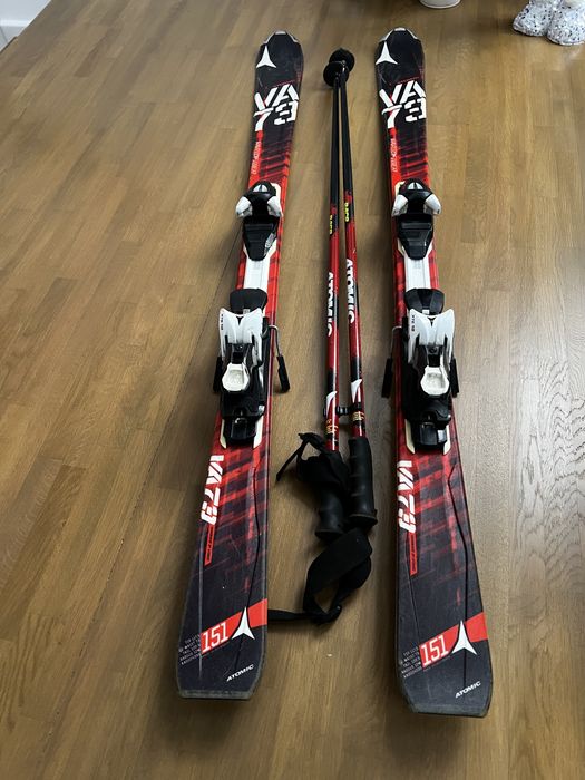 Set Schiuri Atomic 151cm si bețe 115 cm.