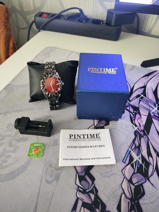 Часы наручные Alabaster в стиле y2k.