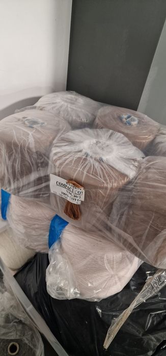 Vând lot de fire textile pe conuri (papiote industriale) – diverse culori și grosimi