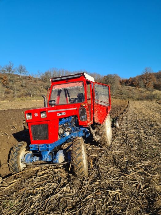 Tractor  Universal 651 DT cu motor de Saviem