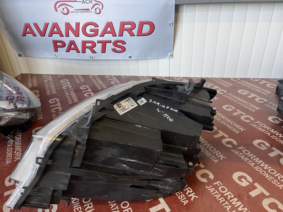 3 броя десен и 1 ляв фар Mercedes Sprinter W910 Full Led