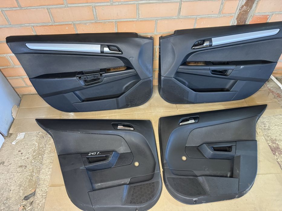 Дверные карты Опель Астра Н