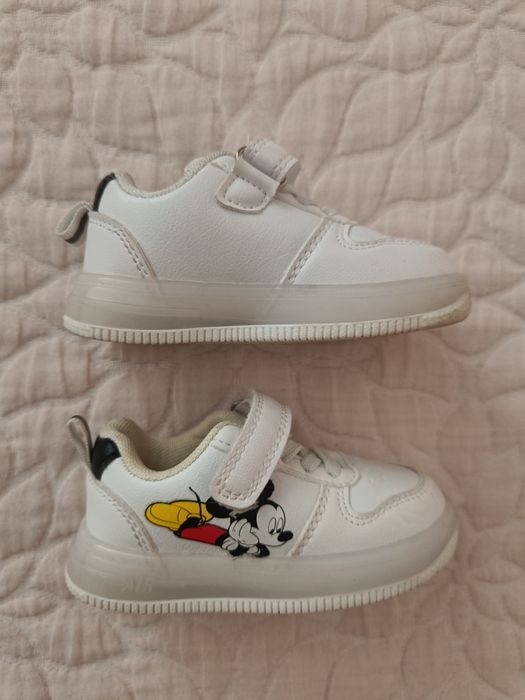 Продавам светещи бебешки маратонки