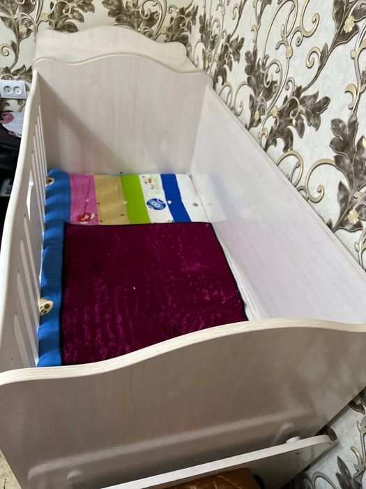 Detskiy krovat yengidey holatda