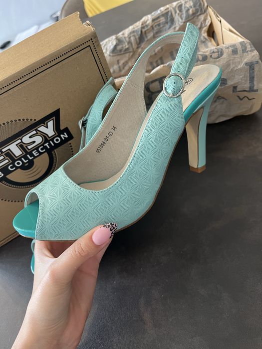 Синьо-зелени токчета