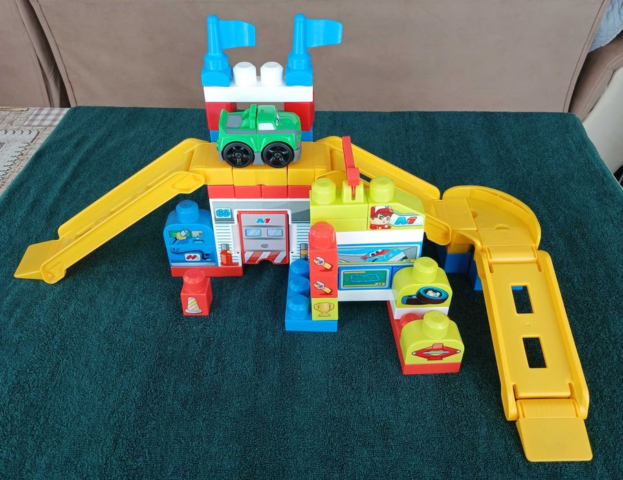 Конструктор Mega Blocks- Race Car Garage