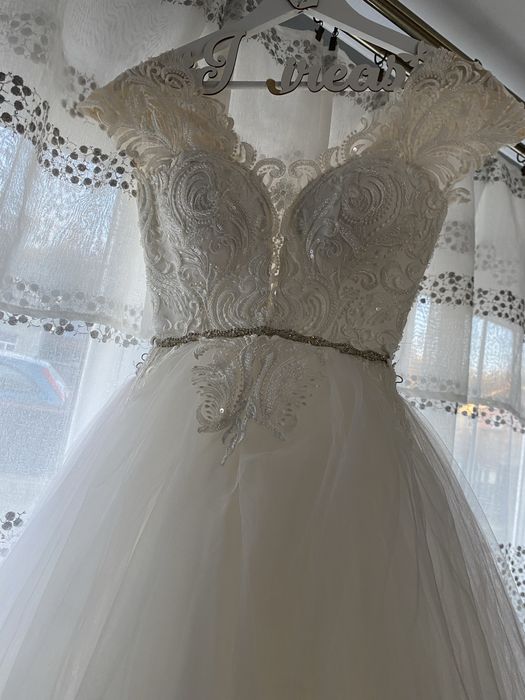 Vand rochie de mireasa cu trena detasabila