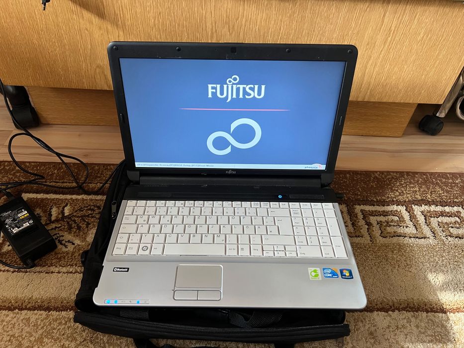 Лаптоп Fujitsu с добър външен вид