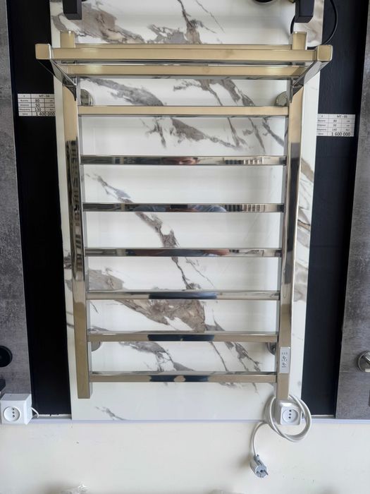 Полотенцесушитель с полочкой от производителя с гарантийным талоном.