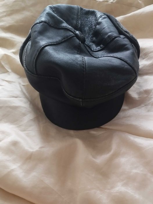 Кожена зимна шапка и  1 бр. Зимна