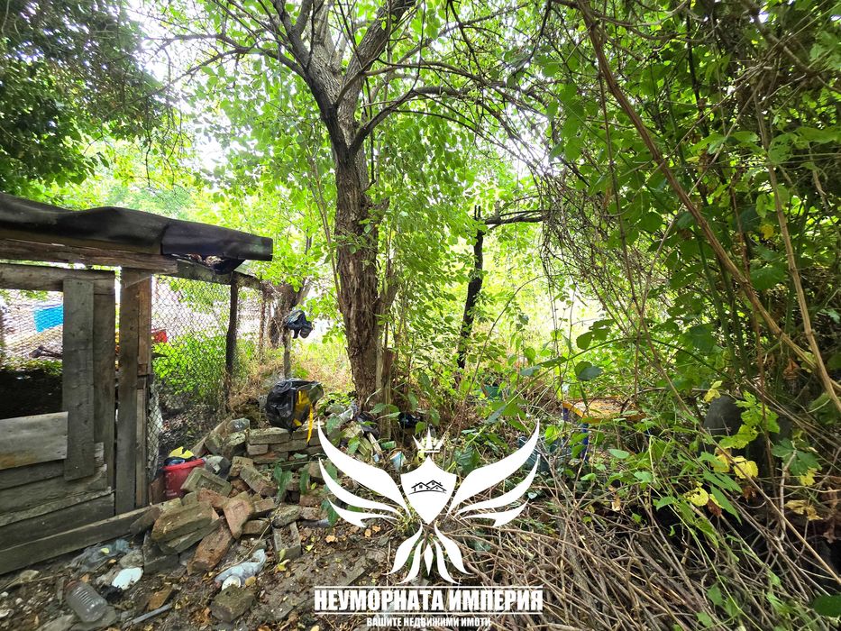 Продавам двуетажна стара къща 60РЗП с хубав двор 234кв. с.Лясково