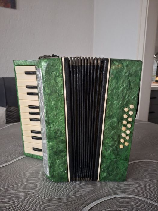 Продавам детски акордеон