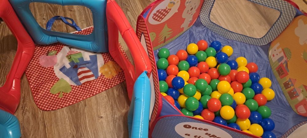 Бебешки неща- сух басейн с топки/музикална гимнастика