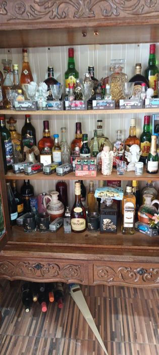 Mobila deosebita ,stare foarte bună comoda+vitrină ,adusa din Belgia,