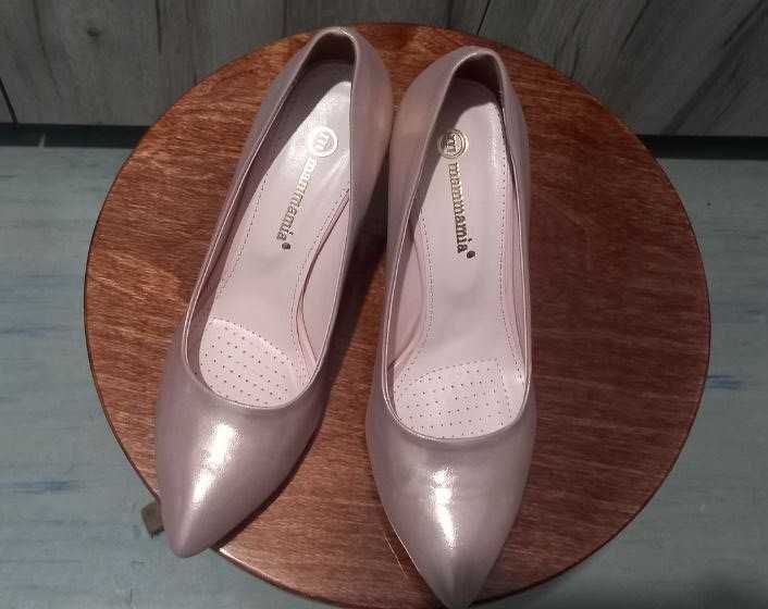 Продам женские босоножки на каблуке 40 размер