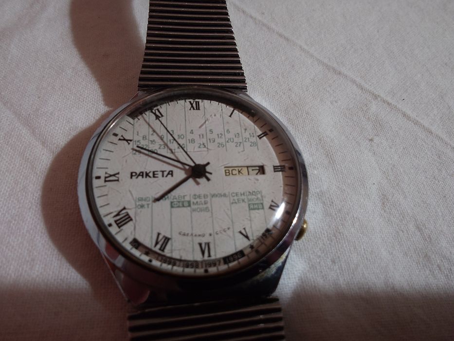 Ракета – съветски механичен часовник с вечен календар, всичко работи.