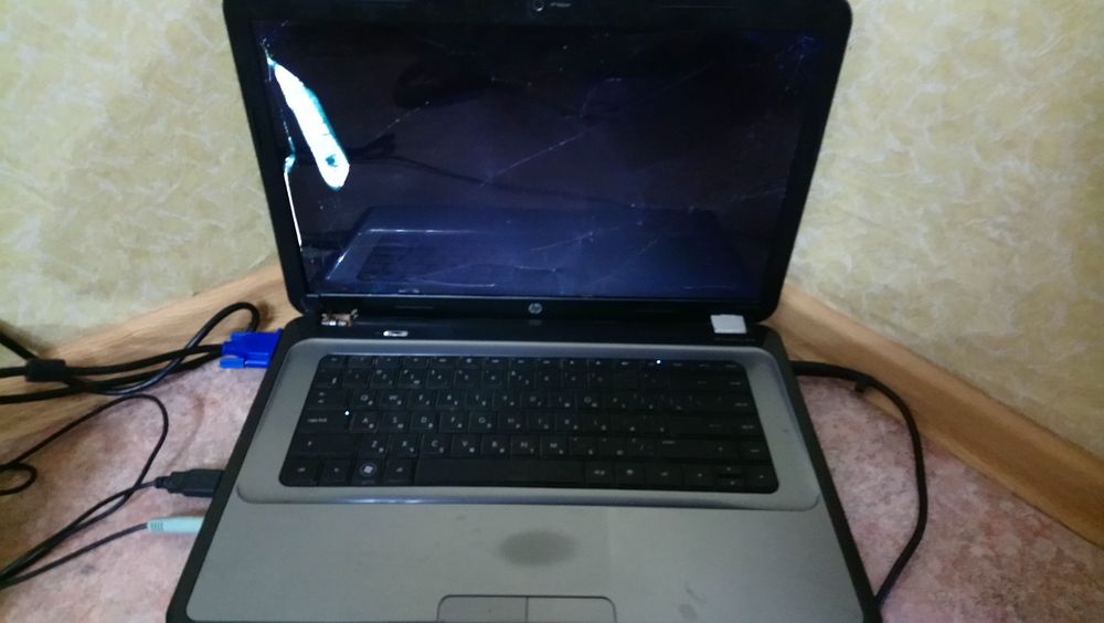 Ноутбук битый экран.