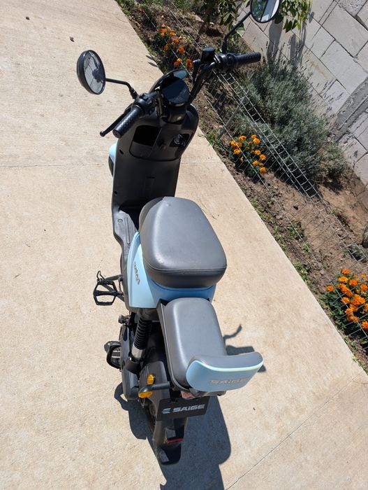 Scuter electric cu pedale