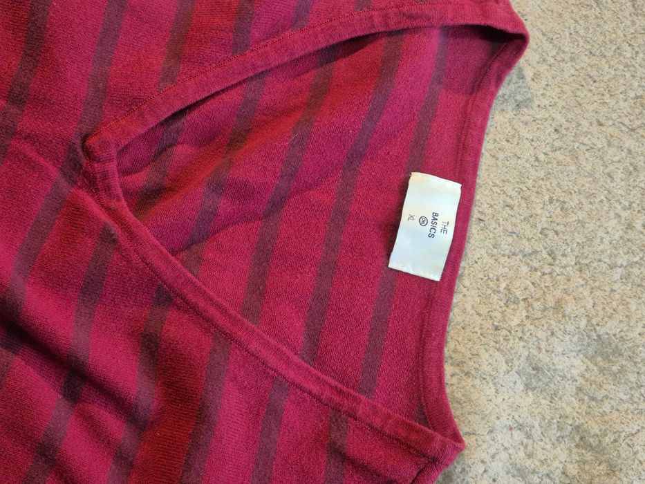 Pulover roșu închis cu decolteu în V și dungi subțiri orizontale, XL