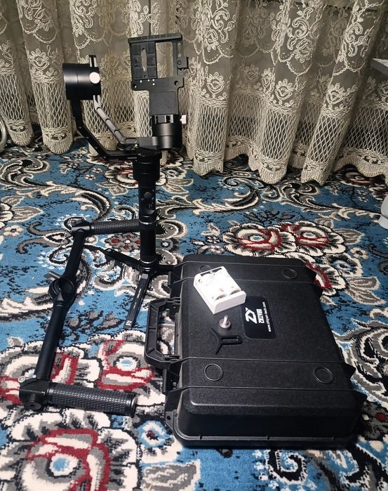 Zhiyun crane plus sotiladi
4 ta akmlyatr 
Zaryadnik 
Qoʻshimcha ruchka