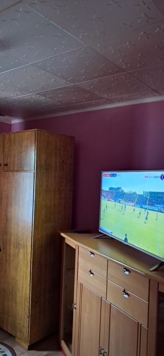 Vind apartament cu doua camere etaj 1cu următoarele ambunătătiri marmură parchet melaminat termopane tot apartamentul convertor boiler electric ușă me