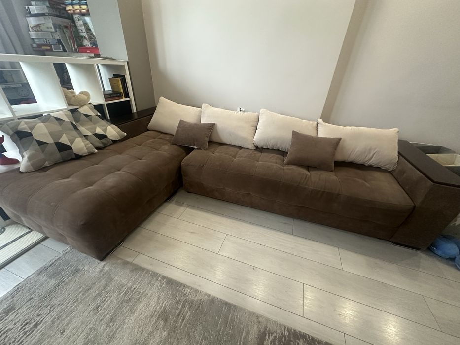 Разтегателен диван с подлакътник етажерка Мелвин Спринг