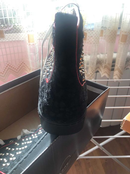 Нови кецове с шипове