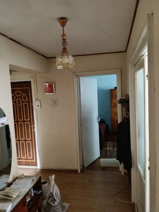 Vând apartament 3 camere, zonă liniștită, zona Liceului Ștefan cel Mare