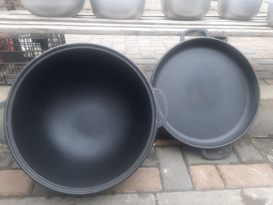 Vând ceaun din fontă nou cu capac de 12litri