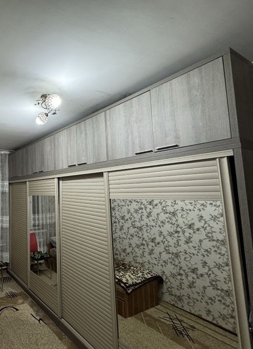 Продаю СРОЧНО шкаф в длину 3.5м. Цена договорная