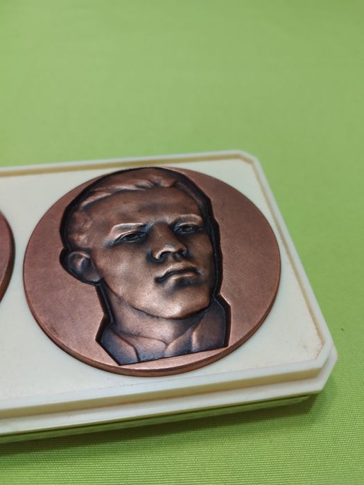 Продавам плакети
