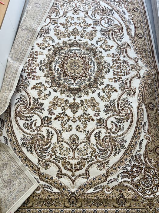 Ковер белый 40000тыс