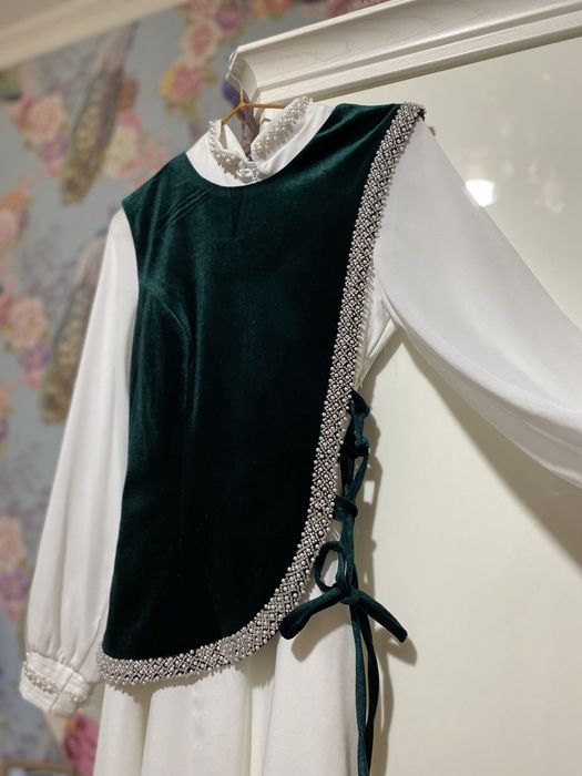 Ақ көйлек корсетпен сатылады. 42-44 размер.