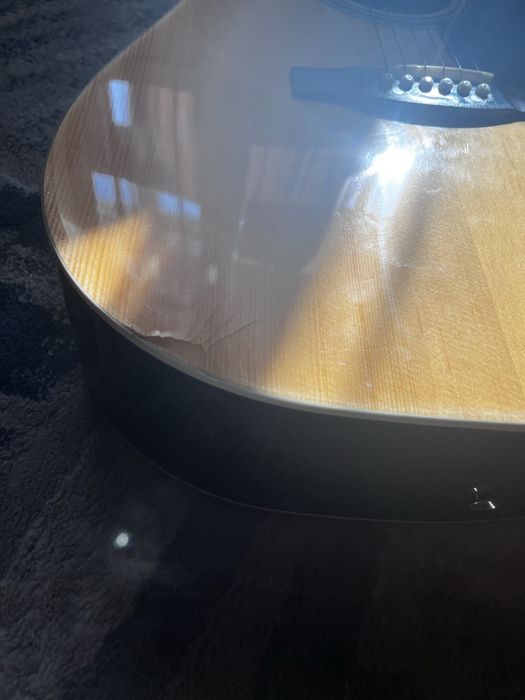 Акустическая гитара вместе с чехлом