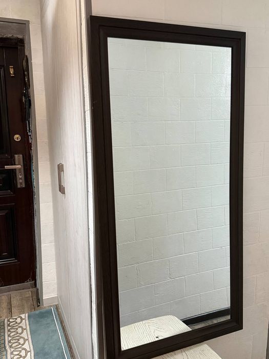 Большое зеркало в деревянной рамке для любой комнаты