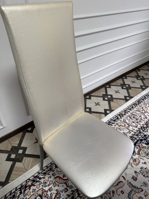 Стол со стульями