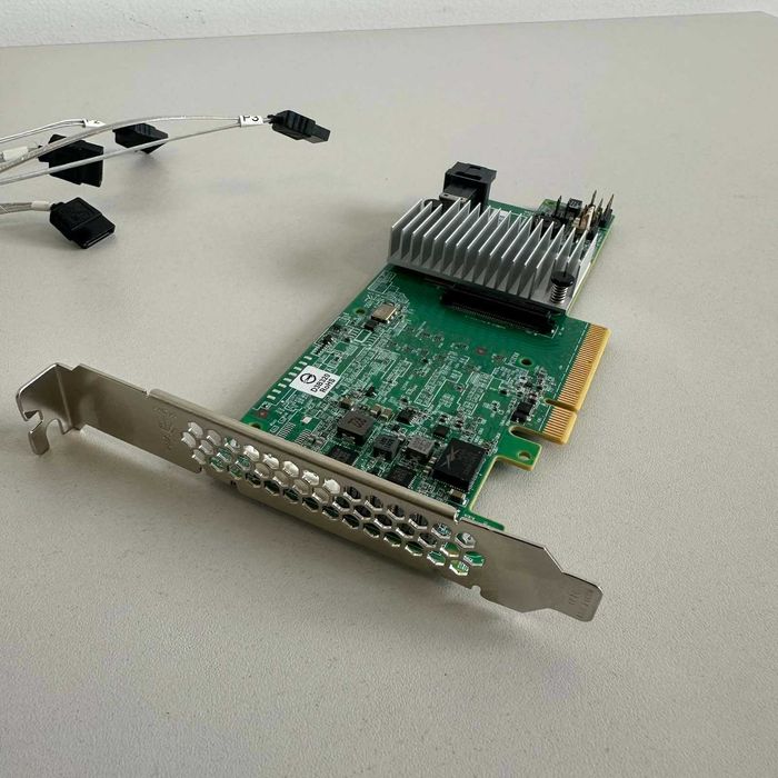 LSI SAS9361-4i PCI-e RAID контролер 12GBps SAS + 4x SATA кабел