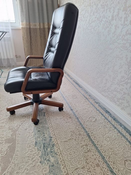 Продается  кожаное кресло