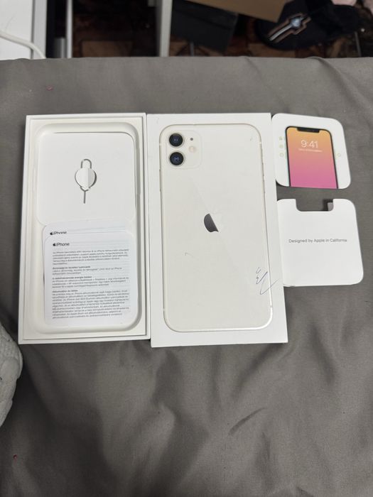 Айфон 11 бял запазен