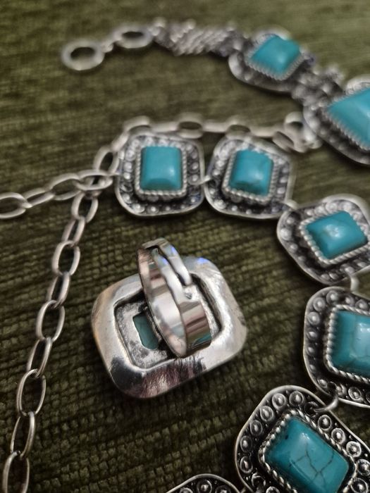 Комплект колье, браслет и кольцо.