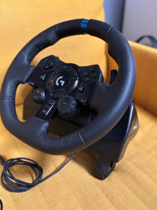 Volan Logitech g923 cu schimbator de viteze si pedale